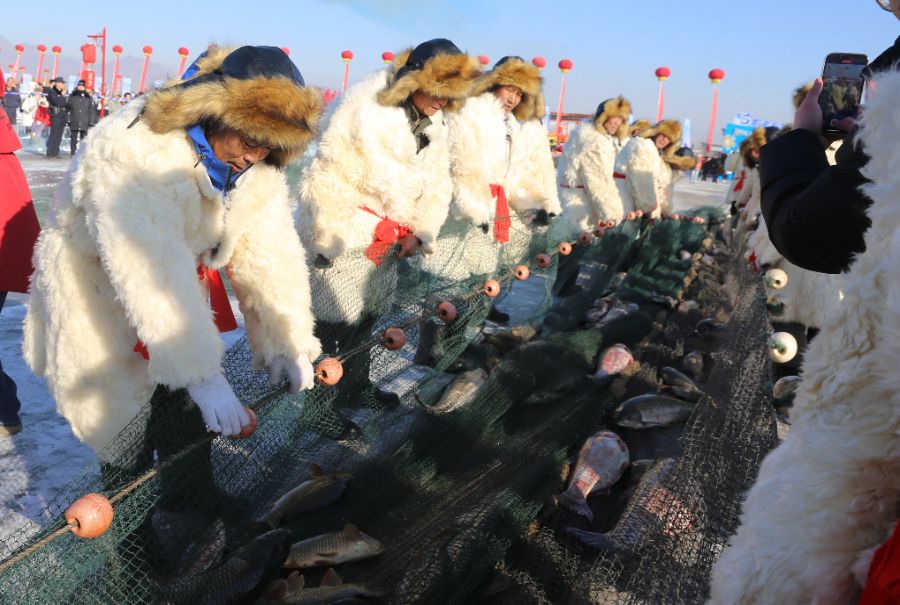 内蒙古呼和浩特：激情冰雪节 鱼跃人欢时